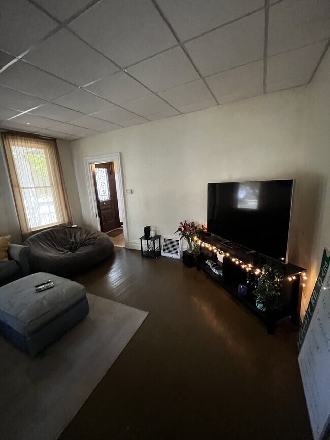 Foto del edificio - Huge 6 Bed 2 Bath close to UWEC