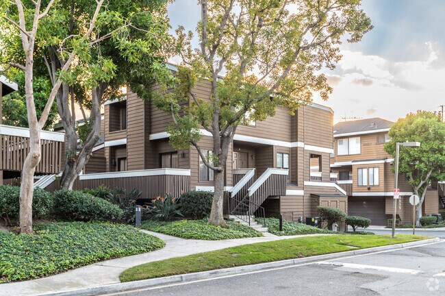 Foto del edificio - 8615 Meadow Brook Ave