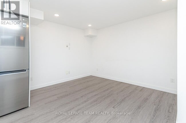 Photo du bâtiment - 123 Carruthers Ave