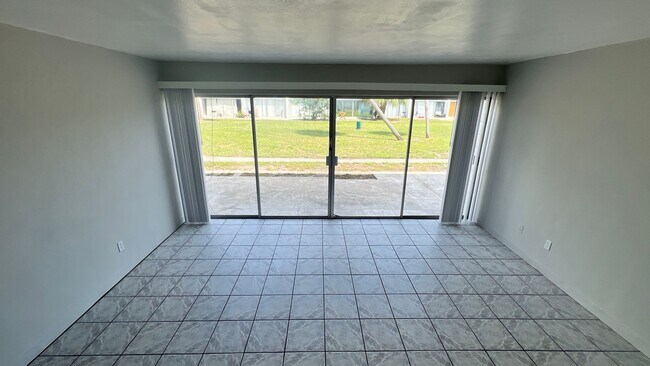 Foto del edificio - "Month of Rent FREE" Charming 2 Bedroom, 1 Bathroom Home in the GATED COMMUNITY of Hilltop Apartm...