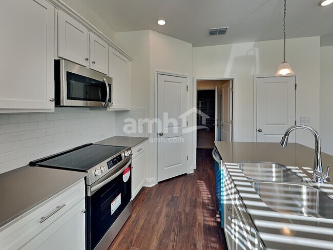 Foto del edificio - 27195 St Andrews Ave