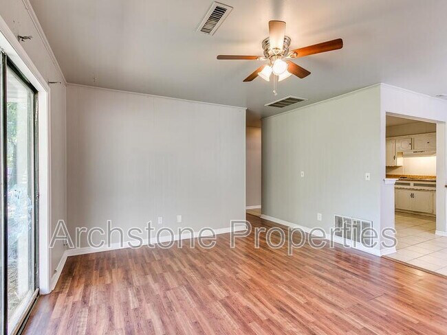 Foto del edificio - 1424 Tanglewood Dr