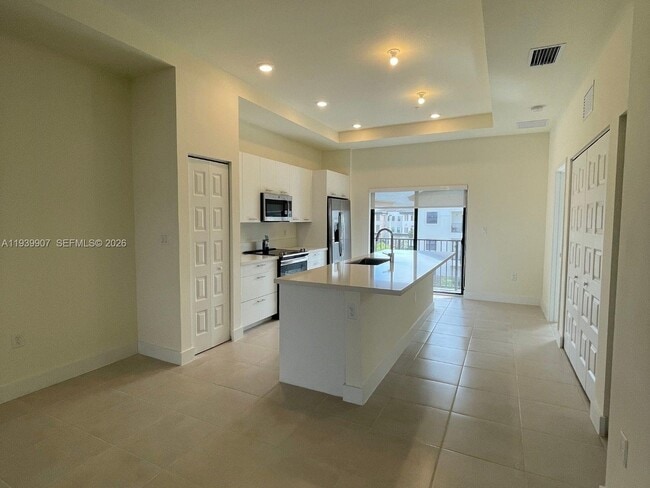 Foto del edificio - 7915 NW 104th Ave