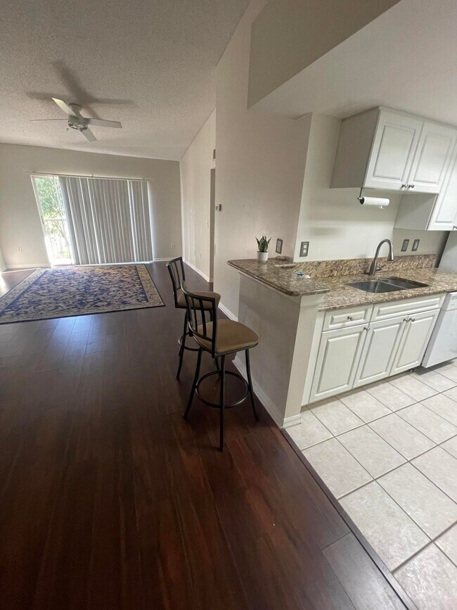 Building Photo - 400 Crestwood Ct N
