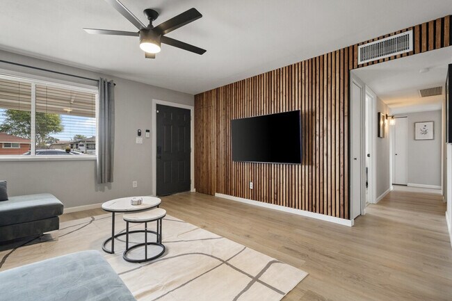 Building Photo - 4127 W Wilshire Dr