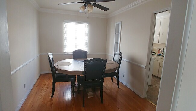 Foto del edificio - 1427 N Hayworth Ave