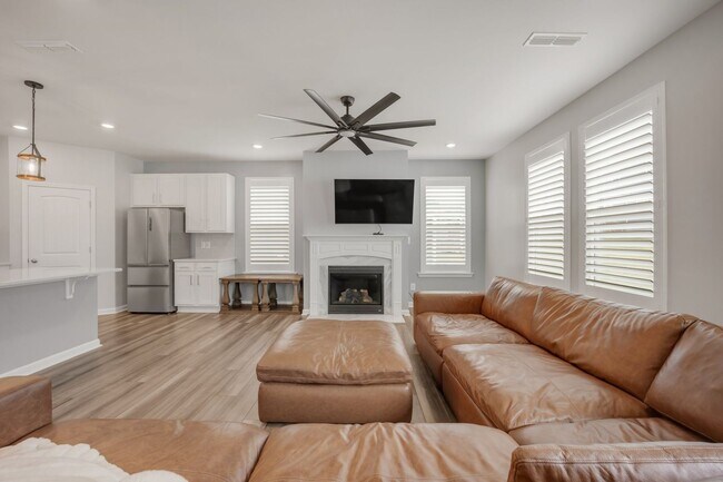 Building Photo - Spacious 5-Bedroom Home with Modern Upgrad...