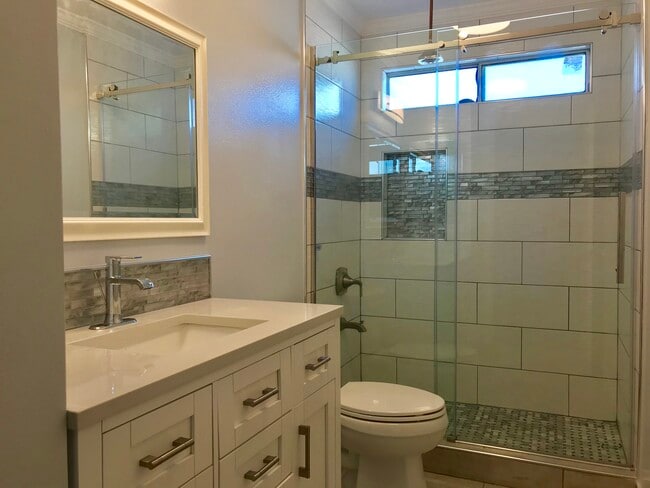 Baño renovado - 4060 Garden Ave