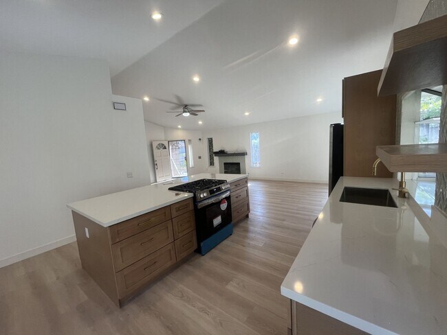 Building Photo - 3 Bedroom 2 Bathroom Loma Linda House Near...