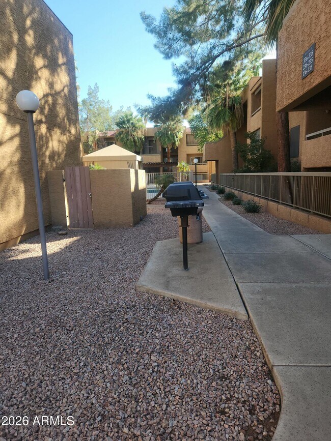 Foto del edificio - 2625 E Indian School Rd