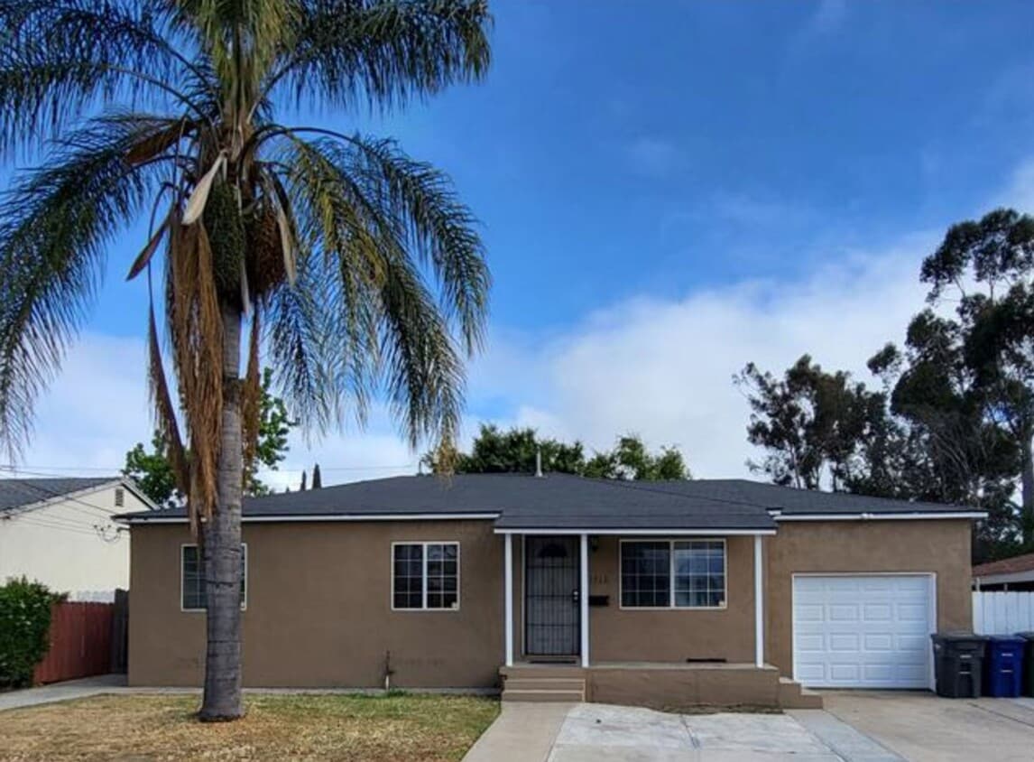 Primary Photo - Large home on private cul-de-sac