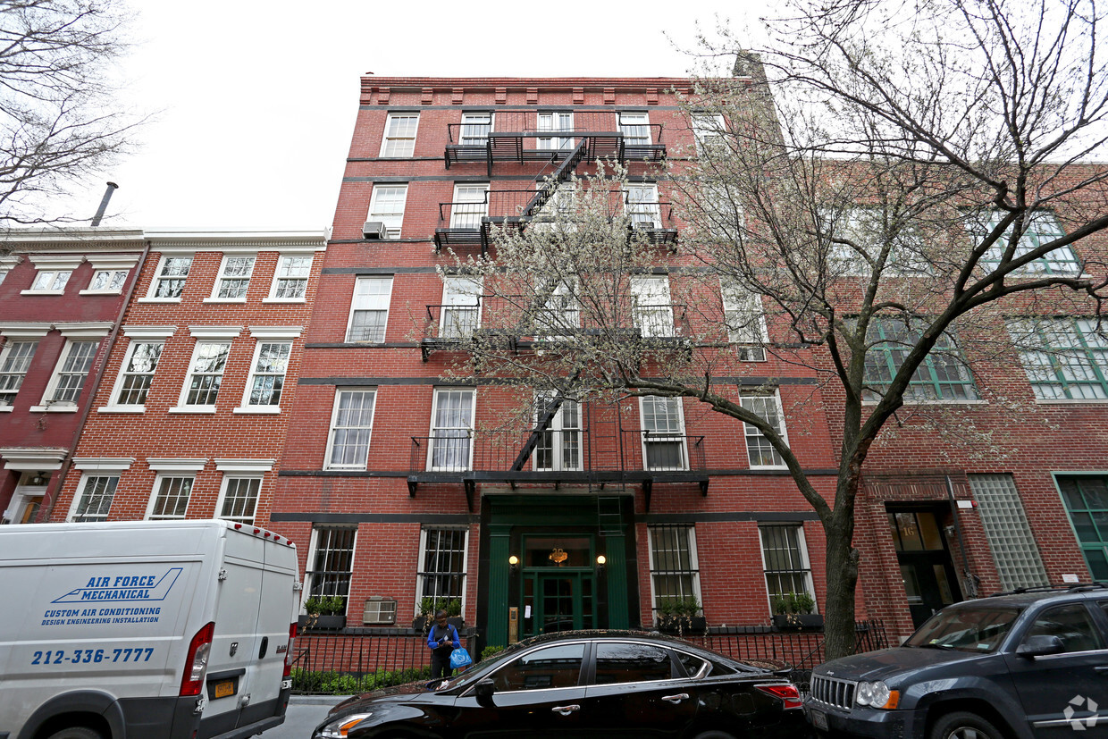 Building Photo - 20 Bethune St