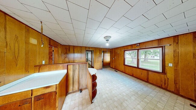 Foto del edificio - Crestview Schools- Country living, large yard