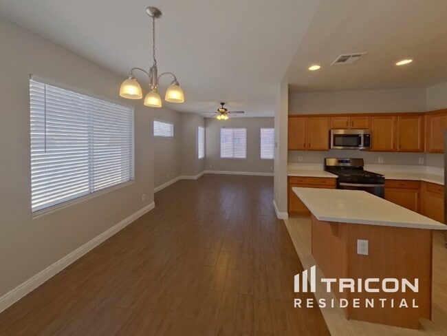 Building Photo - 719 Easter Lily Pl