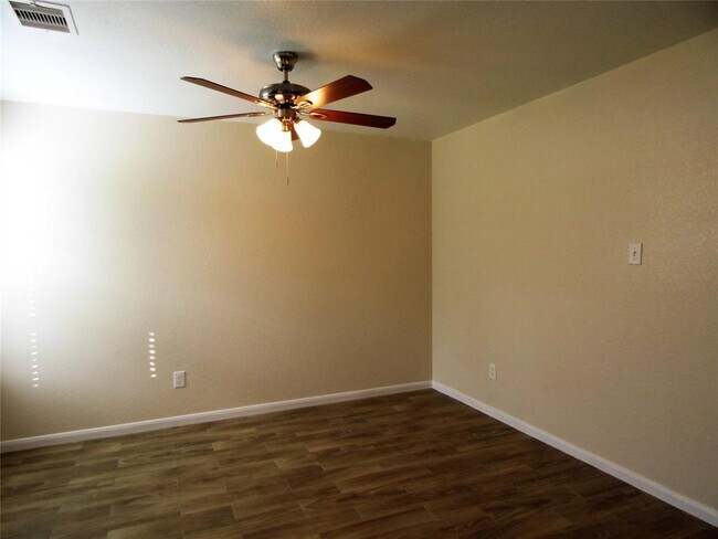 Foto del edificio - 2115 Summit Meadow Dr