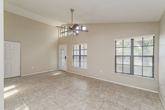 Building Photo - 636 Holiday Dr