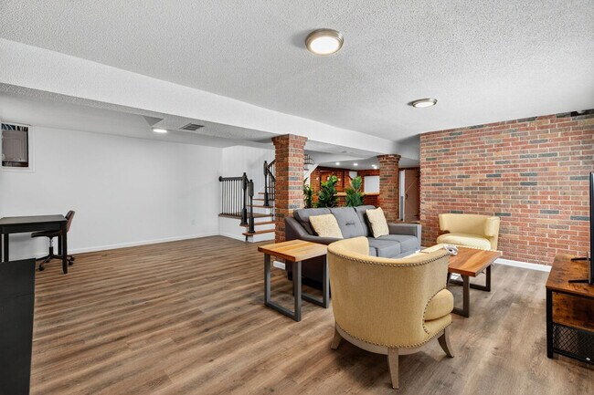 Foto del edificio - 2544 Spring Forest Rd