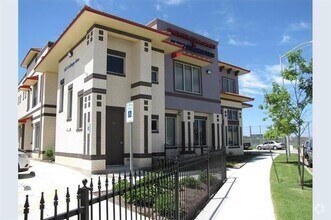 Building Photo - 923 College Ave
