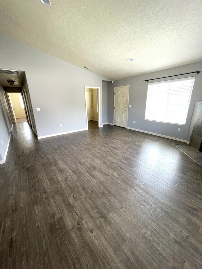 Building Photo - Beautiful Three Bedroom Two Bath in Kennewick