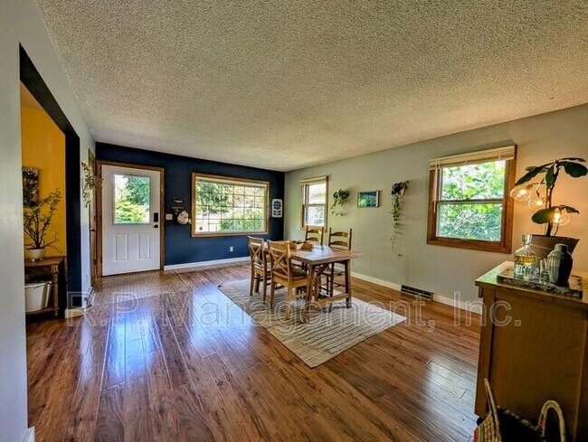 Foto del edificio - 2710 Stinson Blvd NE
