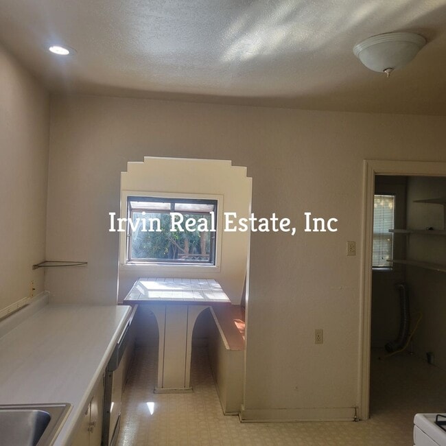 Building Photo - 3 bedroom,1 Bath