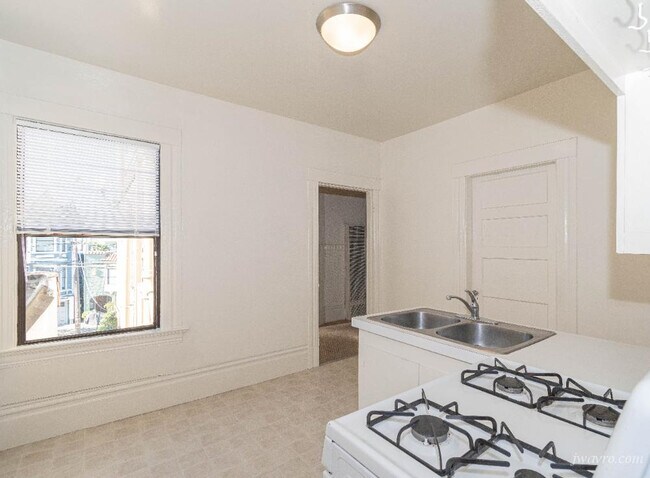 Building Photo - 426 10th Ave