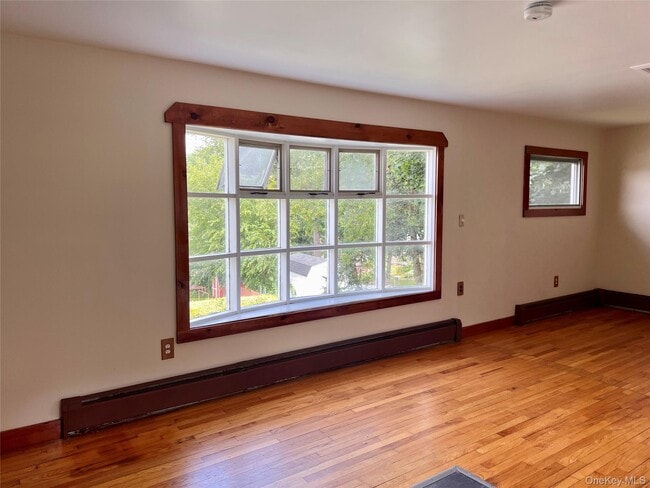 Building Photo - 2 Oak St