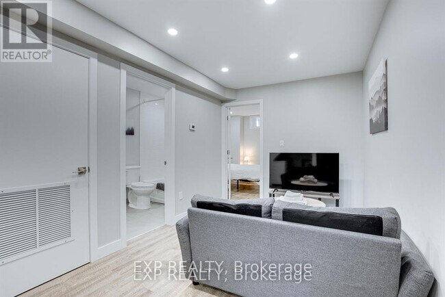 Photo du bâtiment - 104 Wellington St N