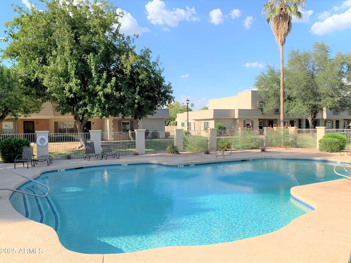 Foto principal - 933 E Lodge Dr