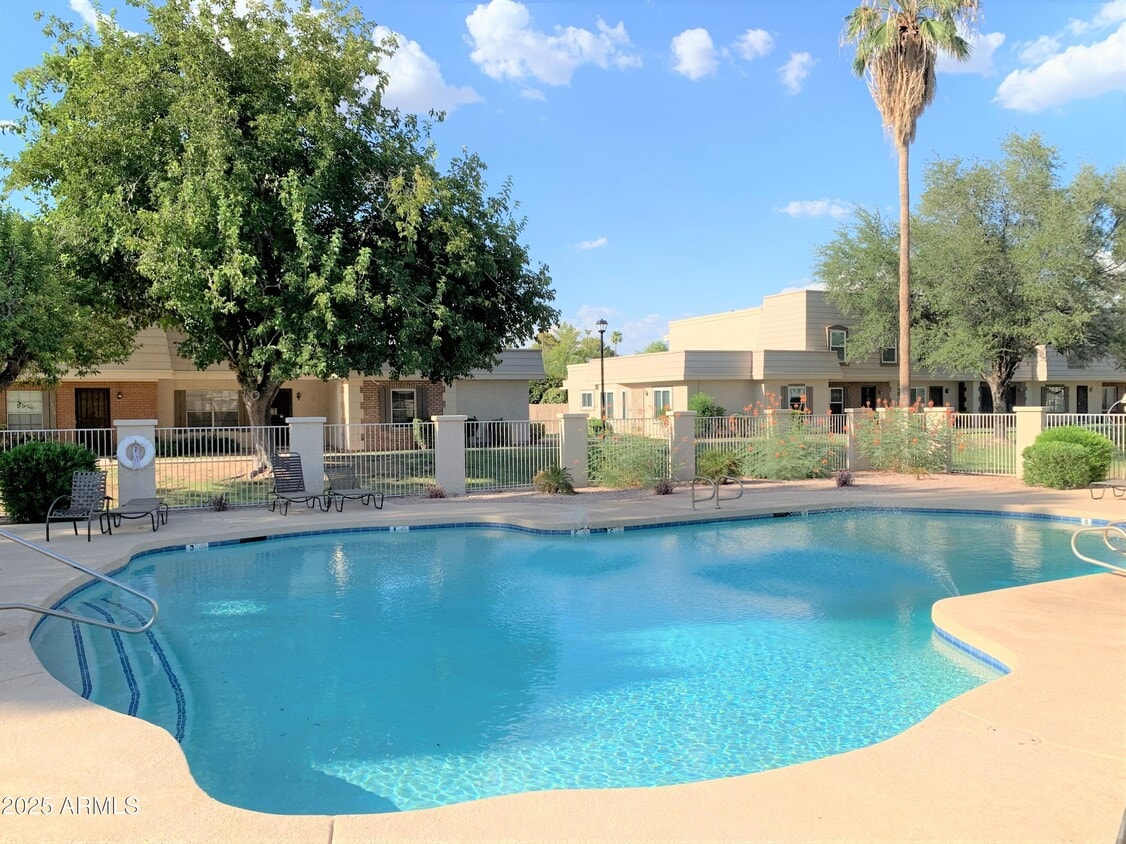 Primary Photo - 933 E Lodge Dr