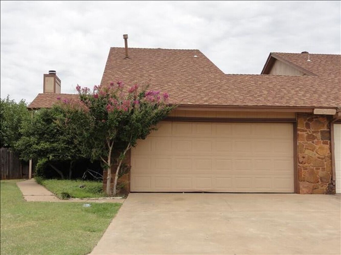 Foto principal - Moore Schools! 2 bed, 2 full baths, garage...