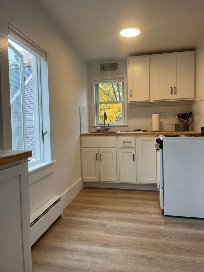 Unit 3 Newly renovated kitchen - 1061 Maplewood Ave