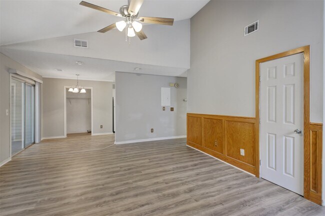 Foto del edificio - 7945 Parklane Court Apt #E, North Charlest...