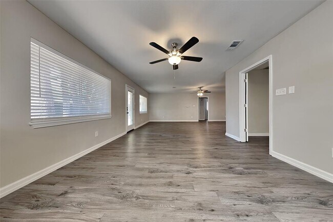 Foto del edificio - 3007 Birch Creek Dr