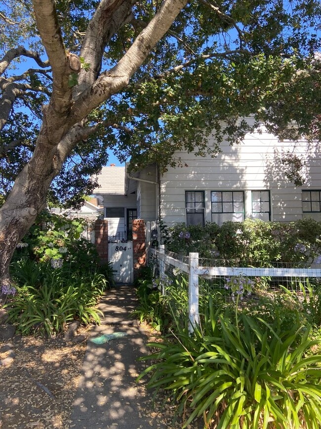 Building Photo - 800 B St