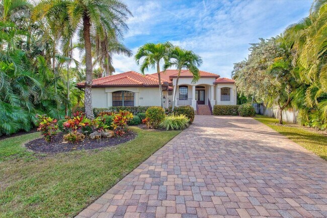 Building Photo - Annual fully furnished4 bed/3 bath house a...