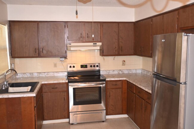 Photo - 1113 E Oak St Apartment