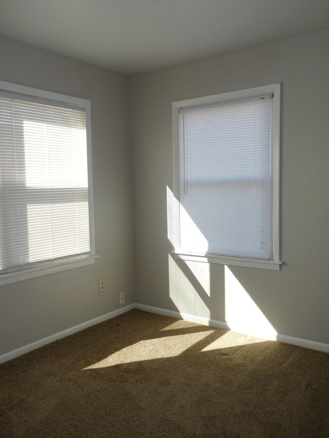 Building Photo - VINYL FLOORS, FENCED YARD 3 Bedroom Near 21st & Yale!