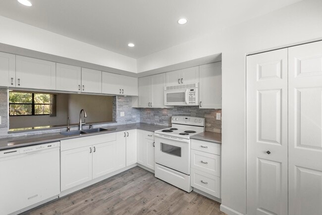 Building Photo - 6670 Villa Sonrisa Dr