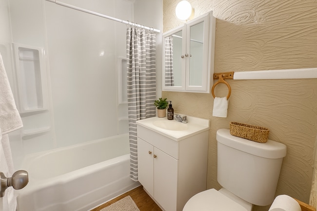 Building Photo - 517 E Rickenbacker Dr