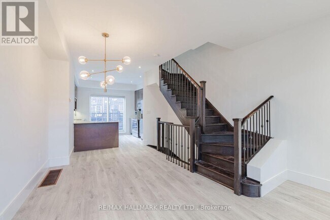 Photo du bâtiment - 99 The Queensway