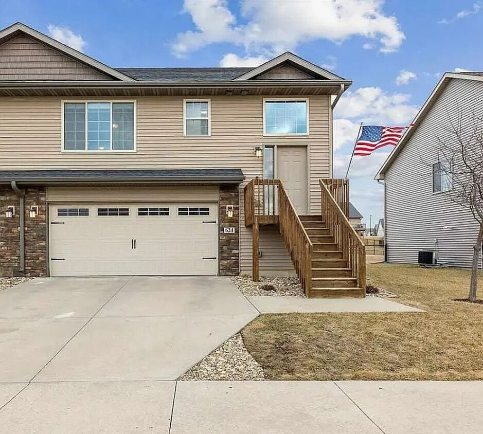 Primary Photo - 3 Bedroom 3 Bathroom Condo Available NOW i...