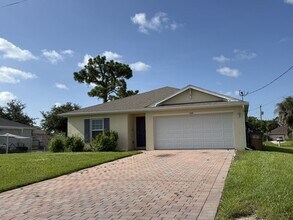 Building Photo - 1108 NE 36th Ln