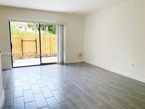 Building Photo - 2 br, 2.5 bath Townhome - 213 Palm Cir E