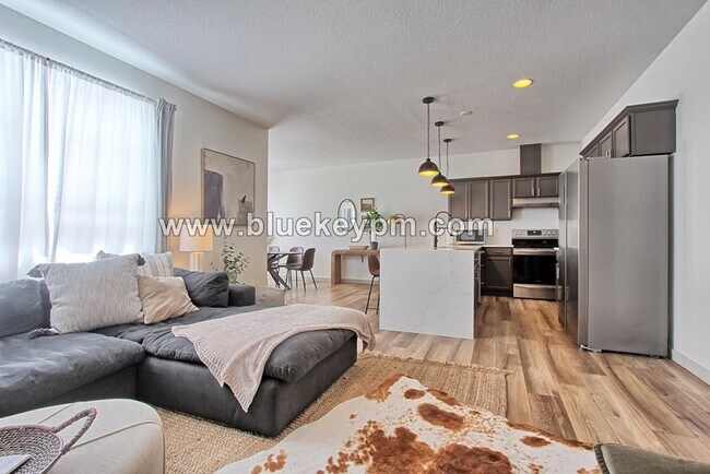 Foto del edificio - 3 Bed, 2.5 Bath Home Located Near Legacy S...