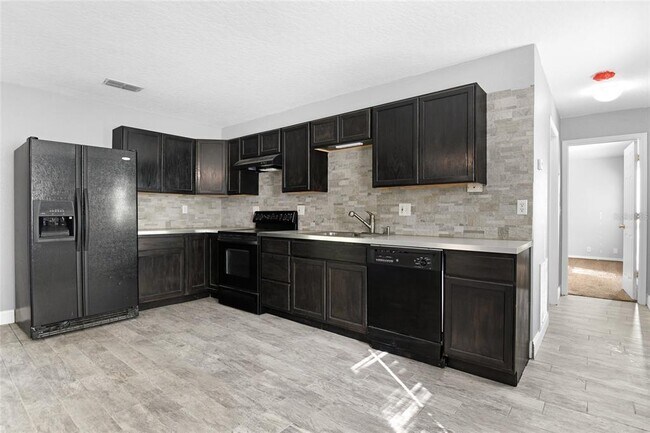 Building Photo - 704 Grape Ave
