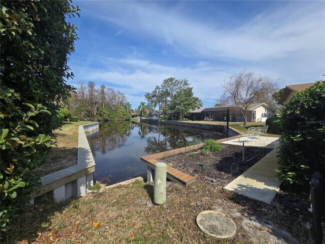 Foto del edificio - 300 Cypress Creek Cir