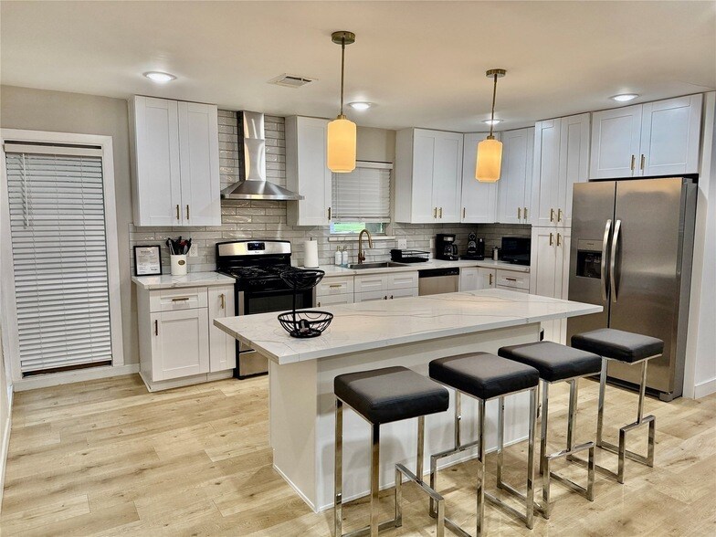 Foto principal - 5455 Birdwood Rd