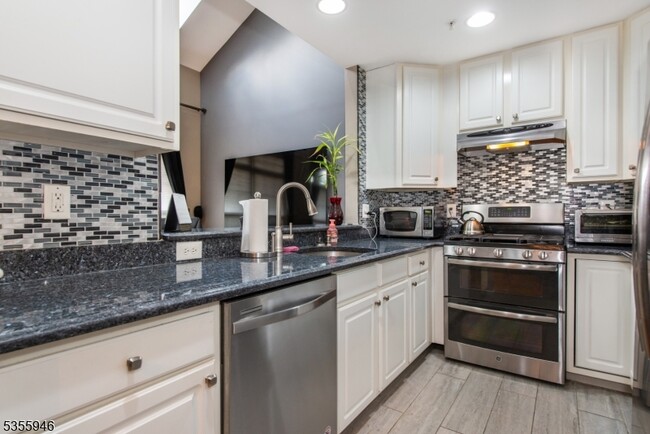 Building Photo - 129 Rock Creek Dr