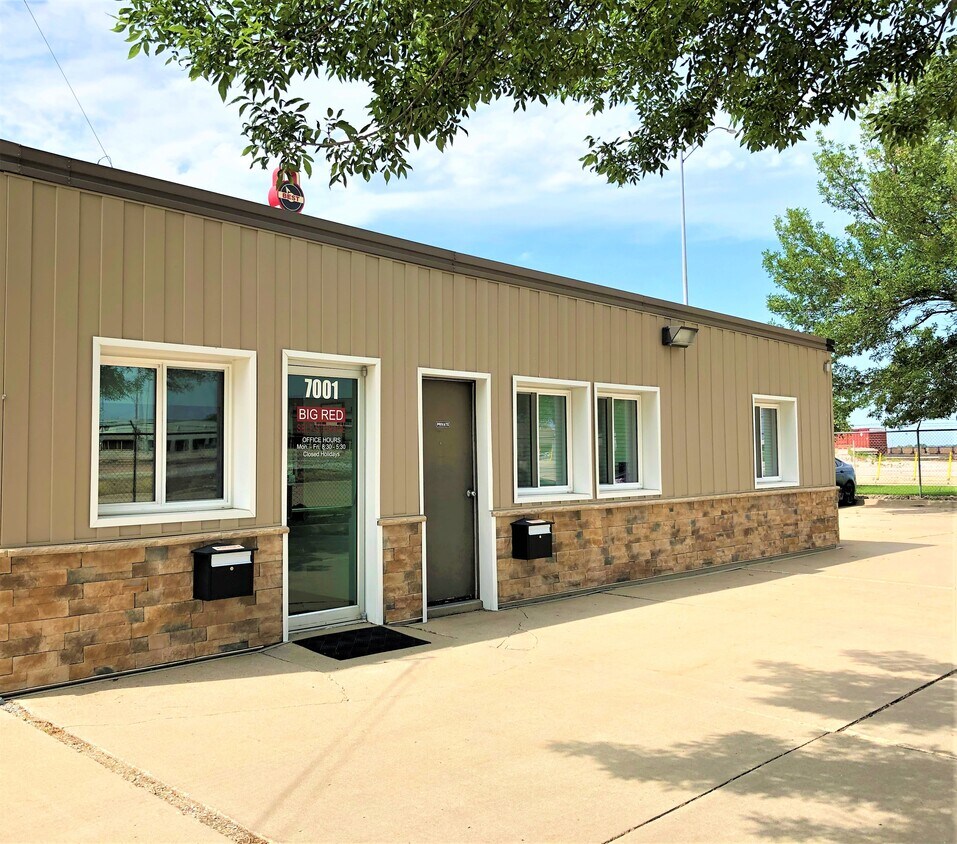 Outside Appearance - 7001 Custer St